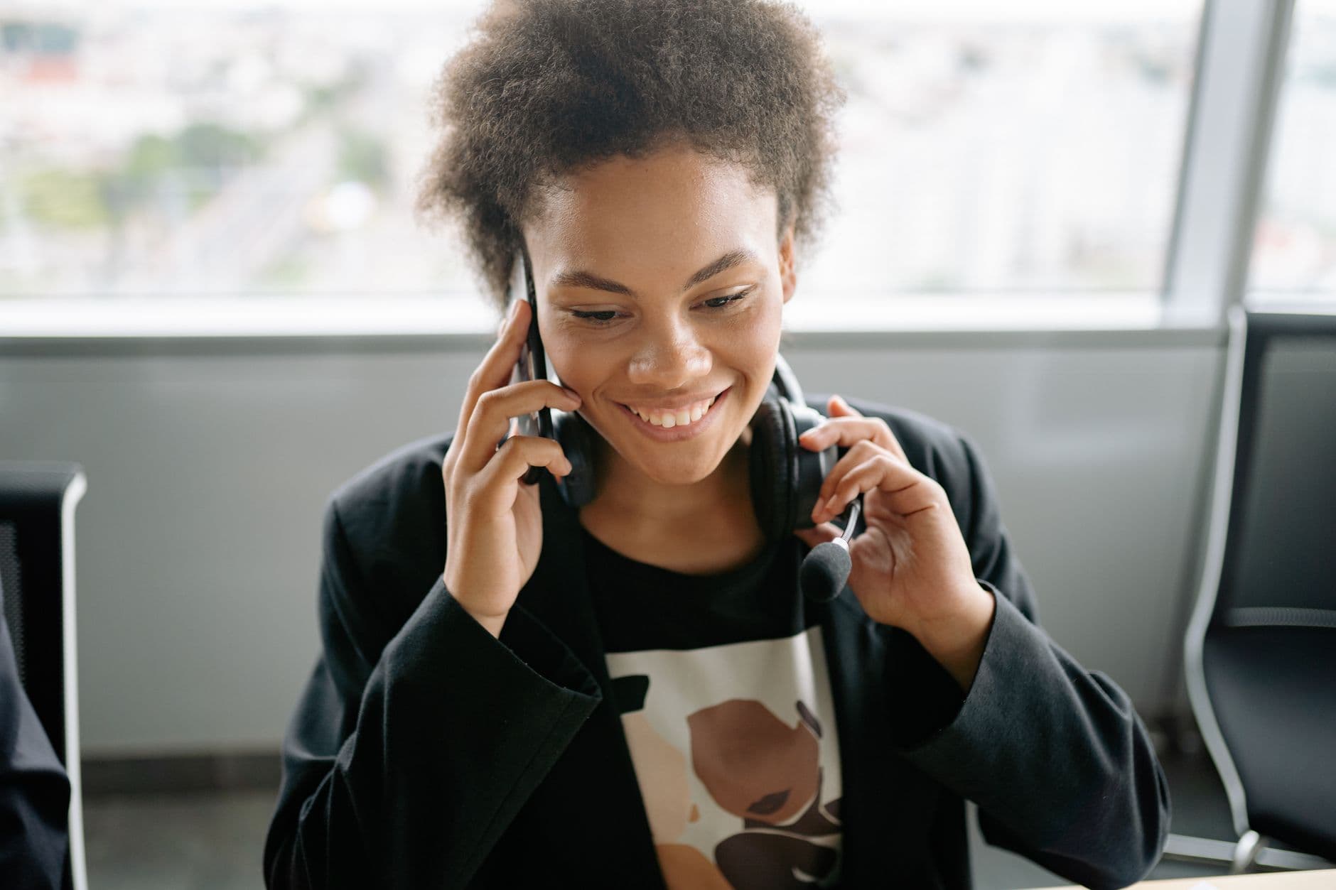 Commercieel medewerker aan de telefoon